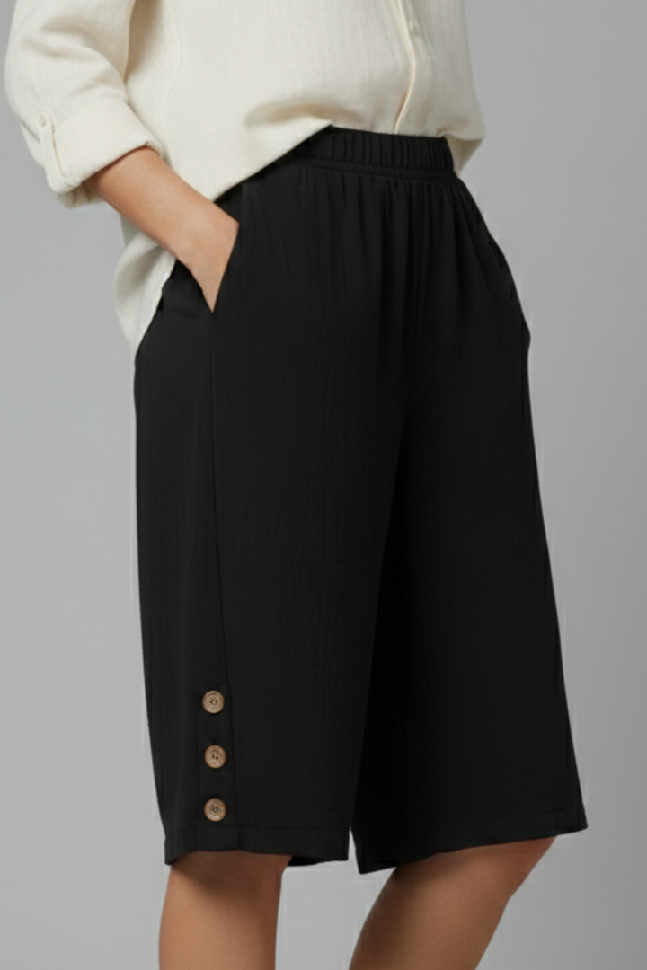 Mia | Casual Knee-Length Shorts with Button Detail 3