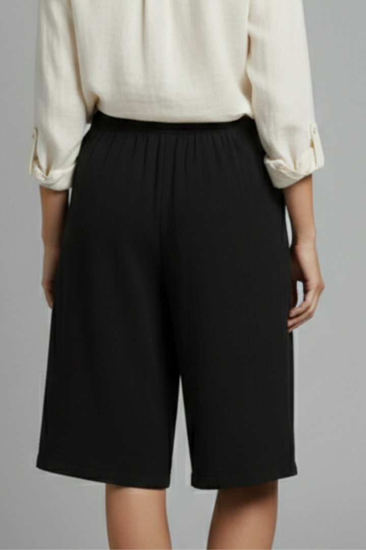 Mia | Casual Knee-Length Shorts with Button Detail 4